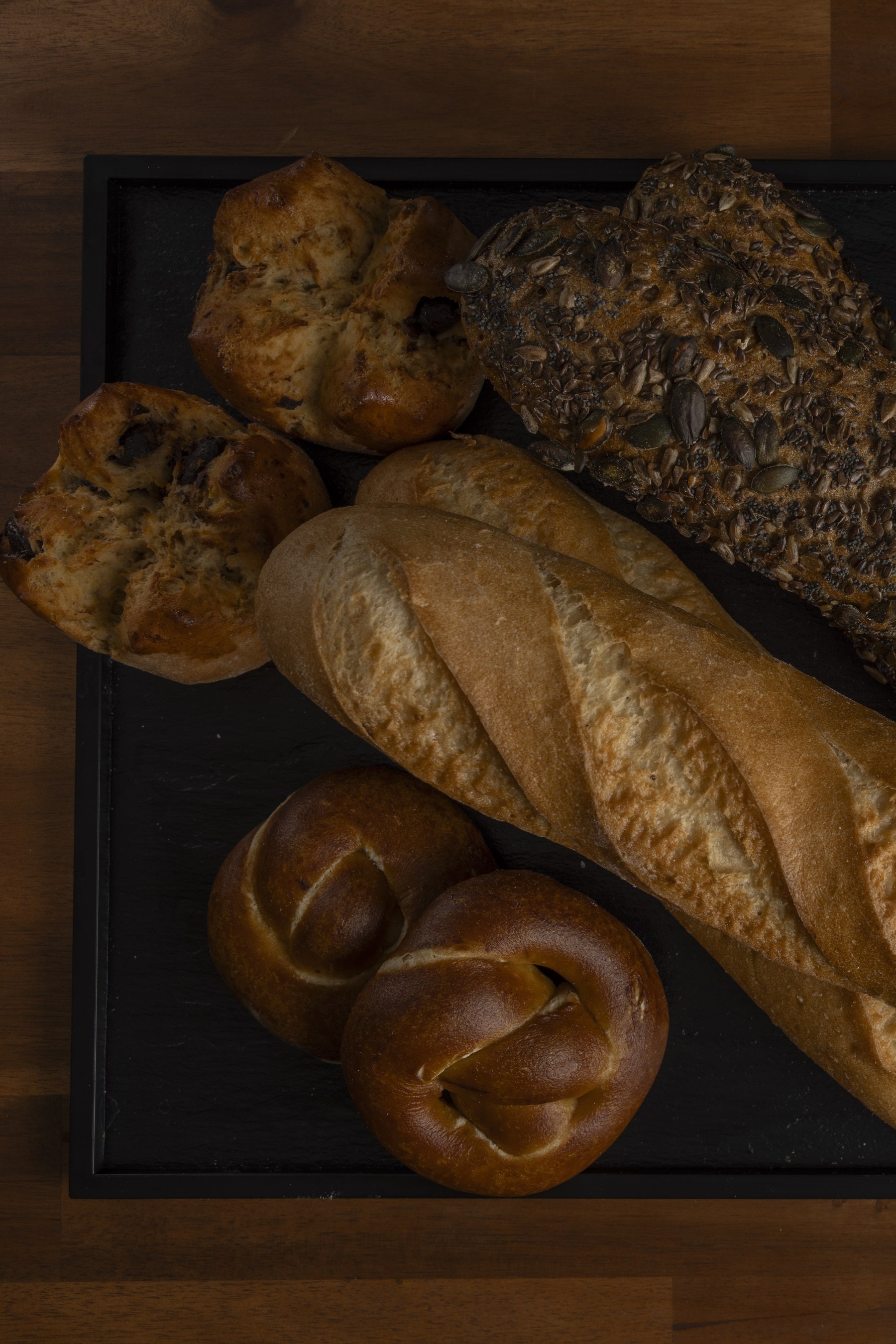 Glutenfreies Brot, Baguette und Laugenbrezel auf der Brotplatte von Jovi’s in Bern